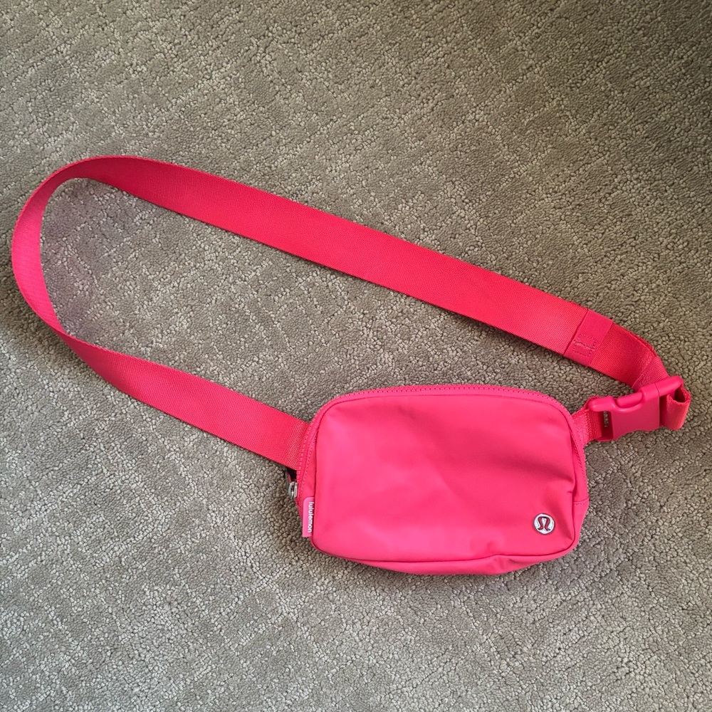 Lululemon bright pink fanny pack, belt bag. Worn once, perfect condition